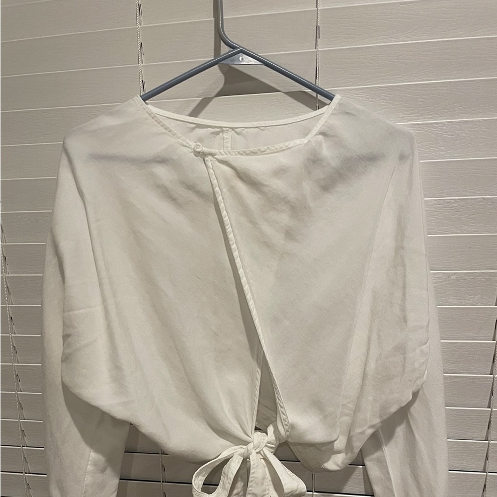 New Cloth & Stone Long Sleeve Blouse With Crossover Tie Back. Size XS